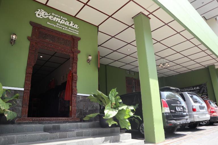 Cempaka Inn Syariah - Bed and Breakfast Surakarta