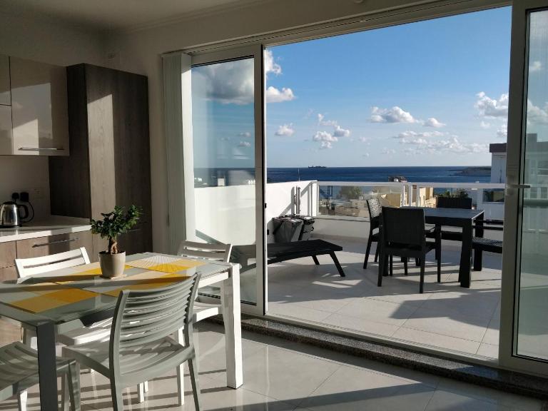 Sea View Penthouse with large terrace IROM1-1 - B&B Marsaskala
