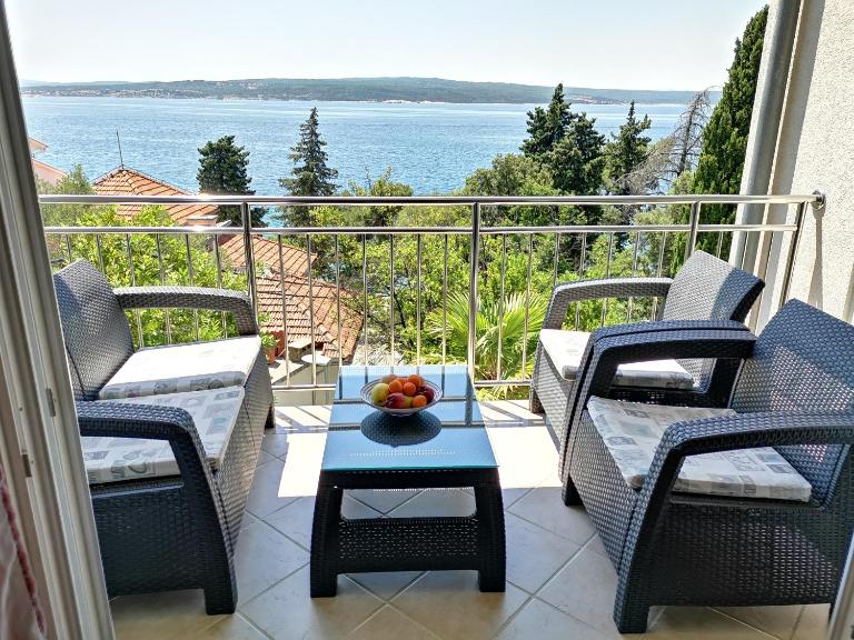 VILLA SARA 1, 50 m from the beach, balcony and sea view, private parking - B&B Cirquenizza