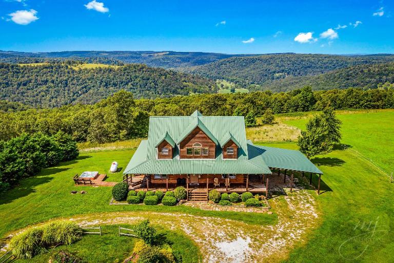 Lodge at OZK Ranch- Incredible mountaintop cabin with hot tub and views - Bed and Breakfast Compton