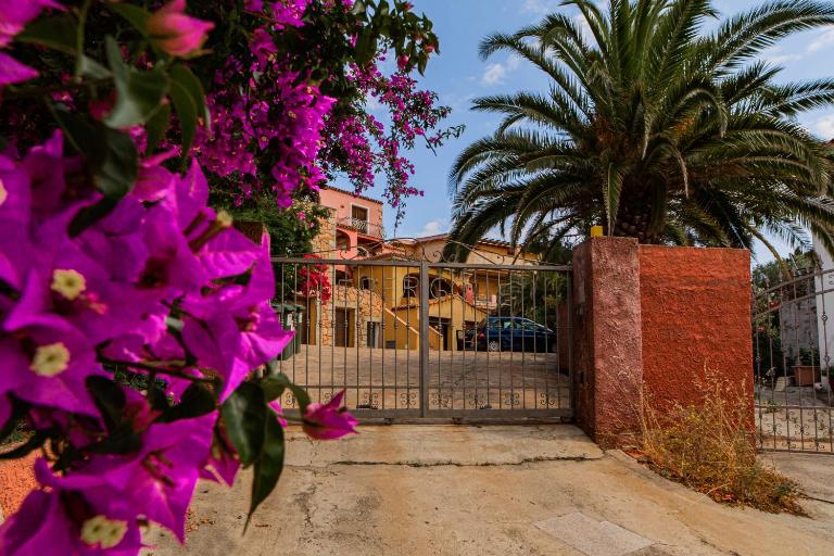 Le Pergole 02 - Trilocale con posto auto - Bed and Breakfast La Maddalena