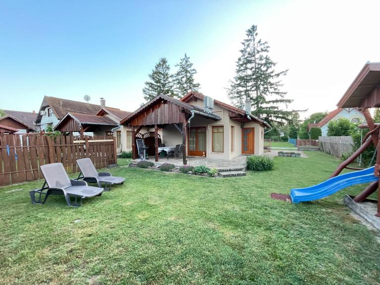 Tölgyfa Apartman - B&B Balatonkeresztúr