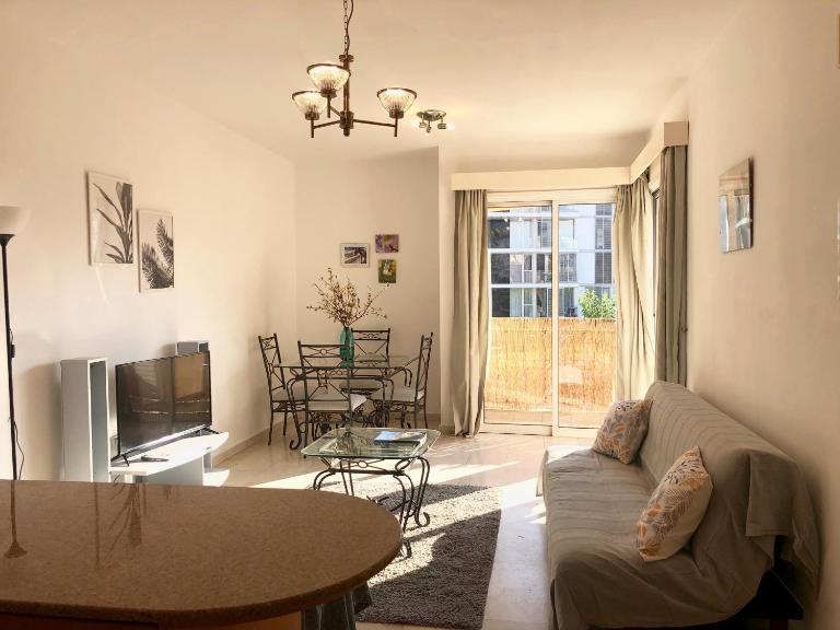 1 bedroom flat, prime location near sea, sleeps 4 - B&B Limassol