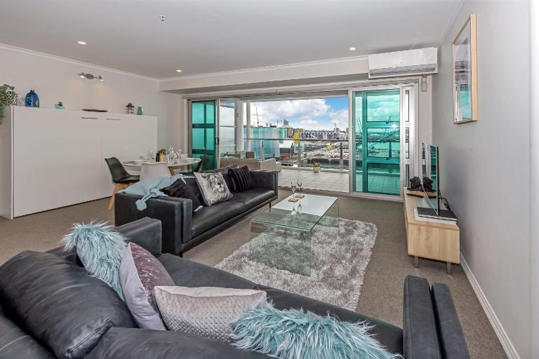 QV Stays Elegant Modern Apartment with Water Views - B&B Auckland