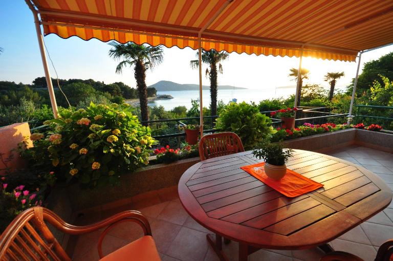 TRI PALME - B&B Prvić Šepurine