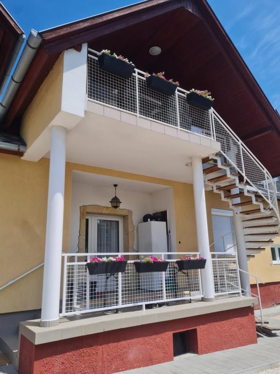 Tavirózsa Apartman - B&B Gyenesdiás