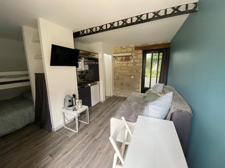 Studio Indre climatisé, La halte de Cuzé, aux abords de la Loire à vélo - B&B Huismes