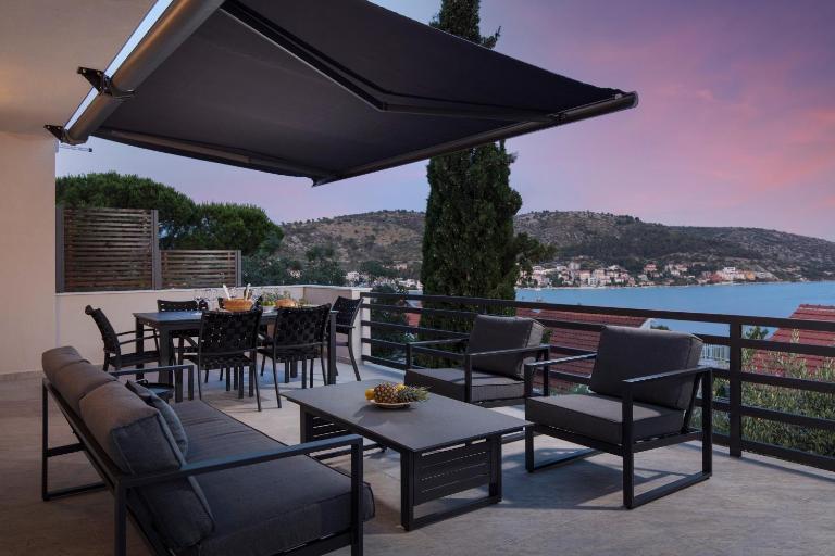 The Grande - Huge terrace - Amazing sea views - Tastefully Furnished - Access to rooftop terrace and gym - Hillside Apartments Rogoznica - B&B Rogoznica