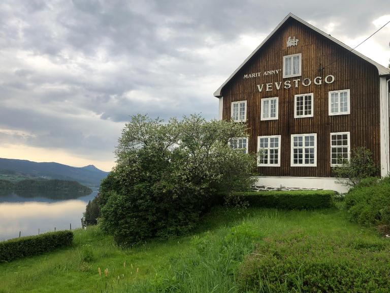Experience Jotunheimen from Vevstogo - sauna with a view and eco living in an old school building - B&B Løken