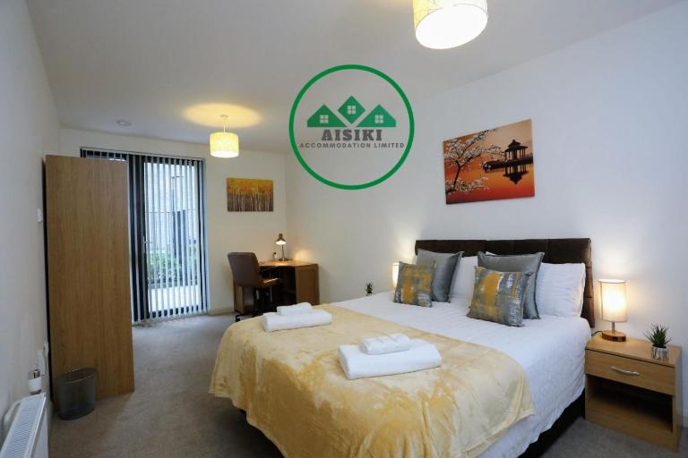 Aisiki Stays Apartments at Queensbury, Ground Floor, 2-Bedroom & 2-Bathroom, King or Twin Beds with Front Porch, with Free Wi-Fi and Parking Space - B&B Wealdstone