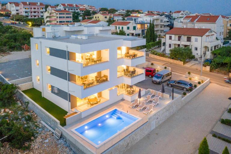Sara luxury apartment with a pool - Chambres d'hôtes Novalja
