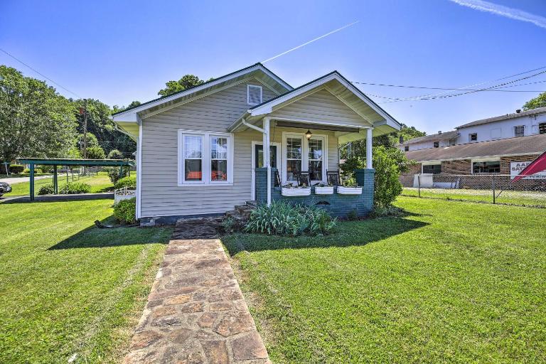 Cozy Damascus Cottage w/ Porch & Trail Access! - Chambres d'hôtes Damascus