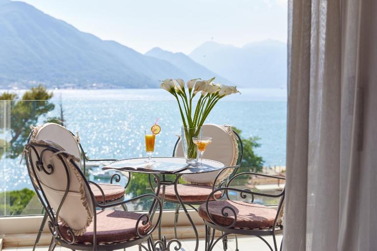 The View - Near the Beach with Stunning Views - B&B Kotor
