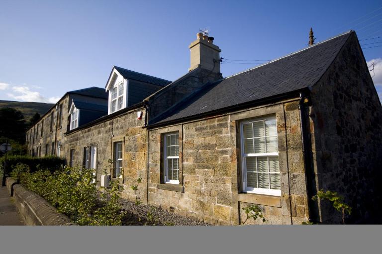 Harviestoun House - Ferienwohnung Dollar