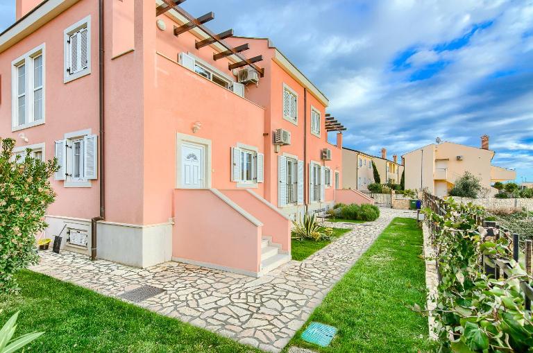 Medulin Luxury Apartments with beautiful garden 100 m from beach - Bed and Breakfast Medulin
