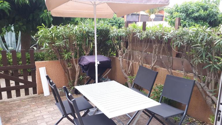 Studio cabine avec jardinet à 30 m de la plage, au calme. - B&B Gruissan