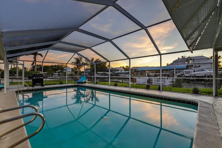 Good Vibes and Tan Lines! Private Beach with Heated Pool - Villa Good Times, Fort Myers Beach - Bed and Breakfast Fort Myers Beach