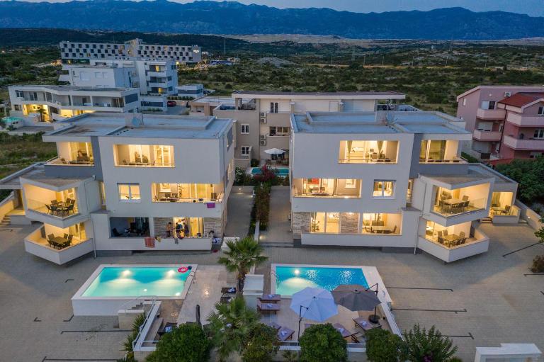 Apartments & Rooms Danivan Pool Villas - Off site breakfast available - B&B Novalja