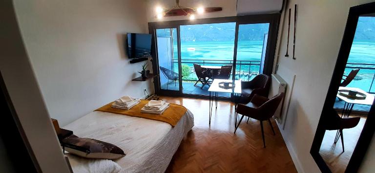 Studio Le 119, Aix les bains - Grand port - Vue Lac splendide - Bed and Breakfast Aix-les-Bains