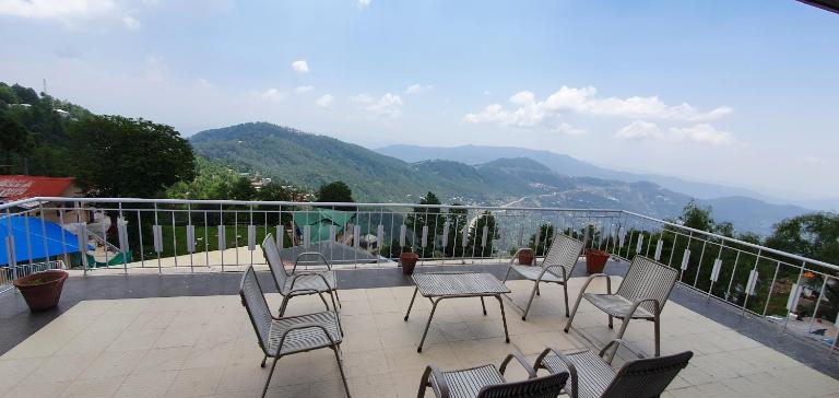 Mountain Retreat at Afgan Lodge - Bed and Breakfast Murree