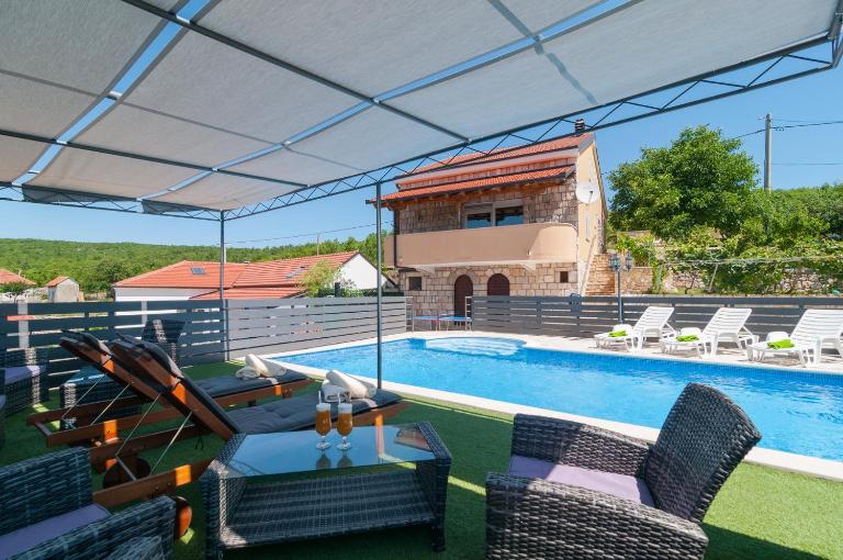 Holiday Home Mateovi Dvori - Bed and Breakfast Imotski