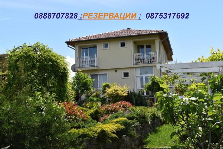 Синя луна - B&B Lozenets