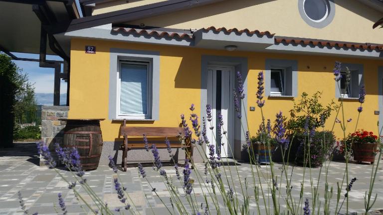 Apartma Brnistra Ginestra - B&B Koper