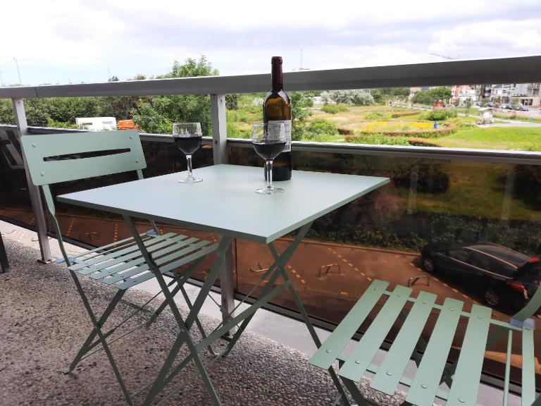 Appartement Residentie Astrid met private parking - Bed and Breakfast Bredene