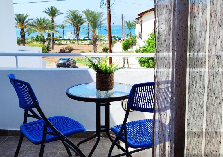Mediterranean Seaside Authentic Beach House - B&B Pólis