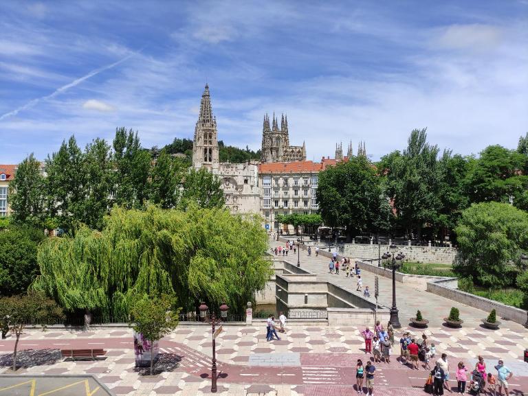BURGOS CONTEMPLA Centro histórico. Frente al arco - B&B Burgos
