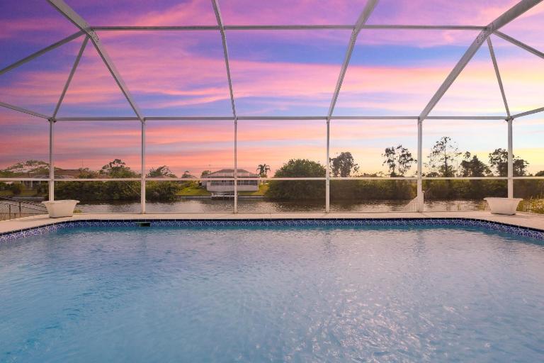 Waterfront Villa with Heated Pool - Villa Wine Down - Roelens Vacations - B&B Cape Coral