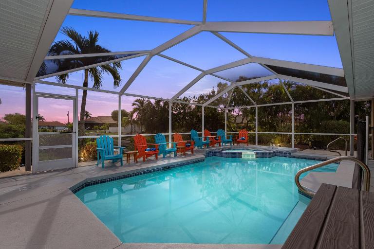 Welcome to Villa X-Ta-Sea, your ultimate waterfront retreat with an array of resort-style amenities and pet-friendly accommodations! - B&B Cape Coral