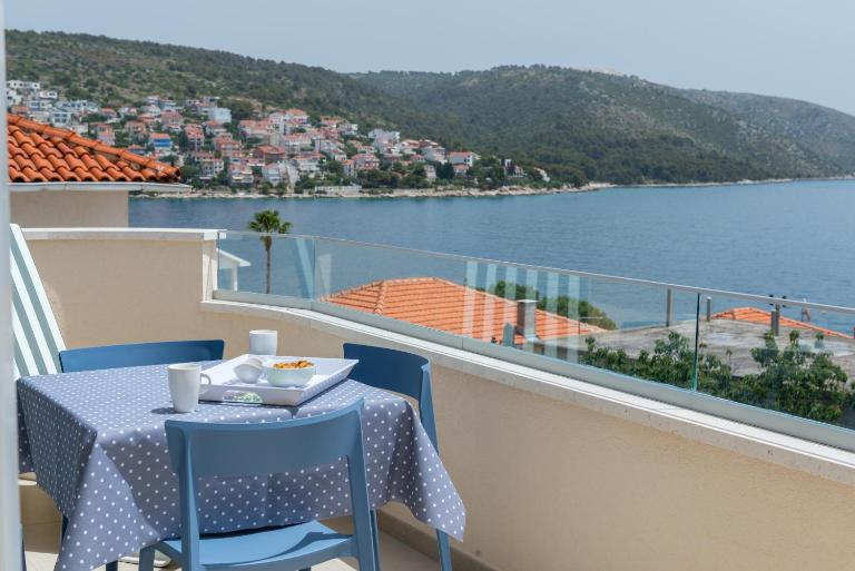 Spacious Modern Apartment Miljak - 1min to the beach - Bed and Breakfast Trogir