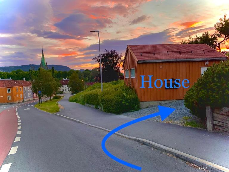 Private house-terrace-garden -parking-WiFi-smartTV - B&B Trondheim