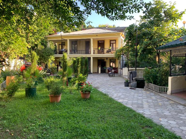 Nargiz's Guest House - Bed and Breakfast Batoemi
