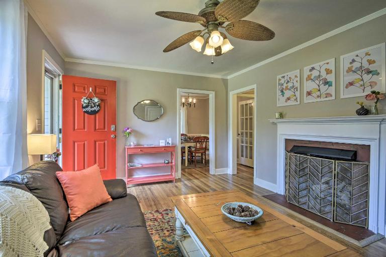 Bright Home w/ Yard in Historic Fuquay-Varina! - Chambres d'hôtes Fuquay-Varina