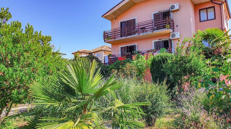 Apartments Marinici Rijeka - with Private Parking - Bed and Breakfast Rijeka
