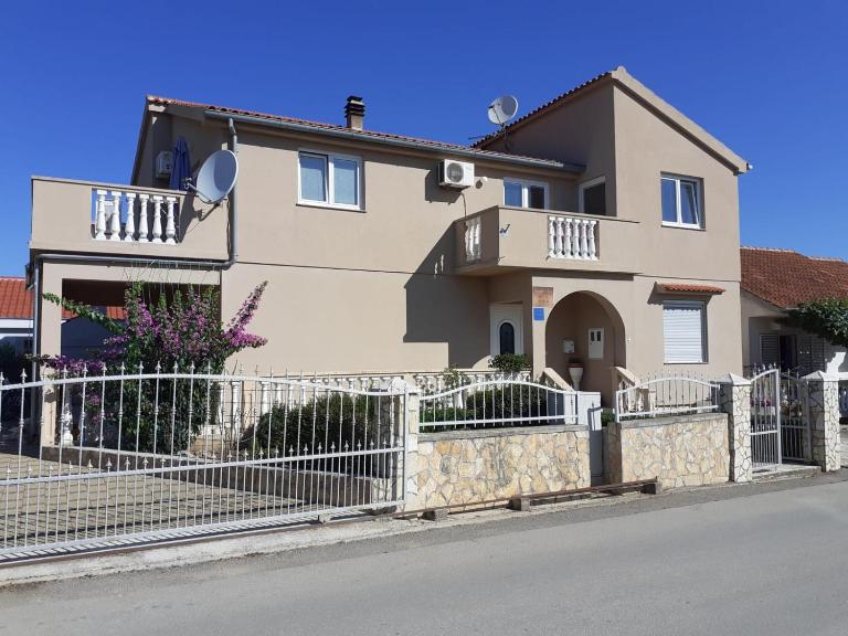 Apartmani Sanda i Leo - Chambres d'hôtes Bibinje