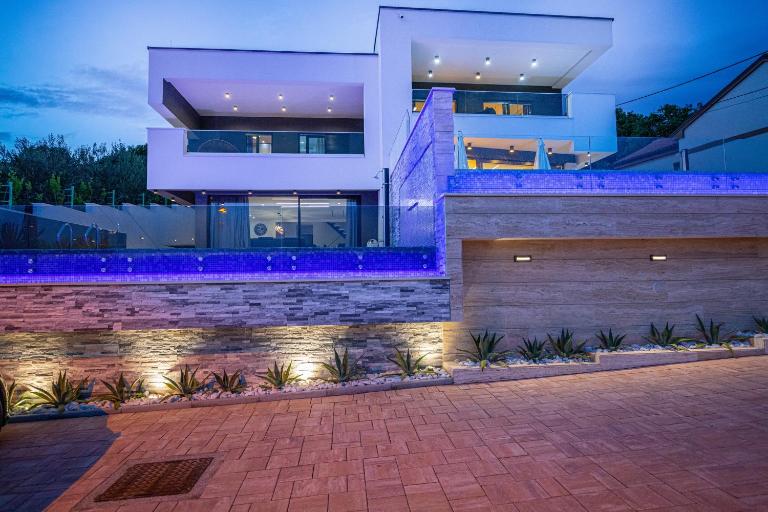Villa Marassi with Heated Pool, Hot Tub and Sauna - B&B Crikvenica