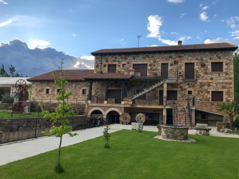 Apartamentos La Fabrica - Chambres d'hôtes Villaluenga de la Vega