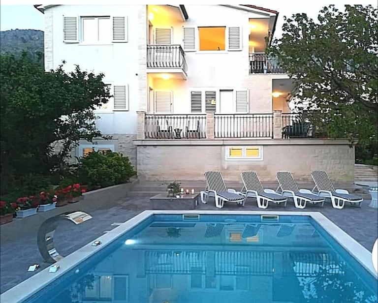 Villa 4US with pool - Ferienwohnung Podstrana