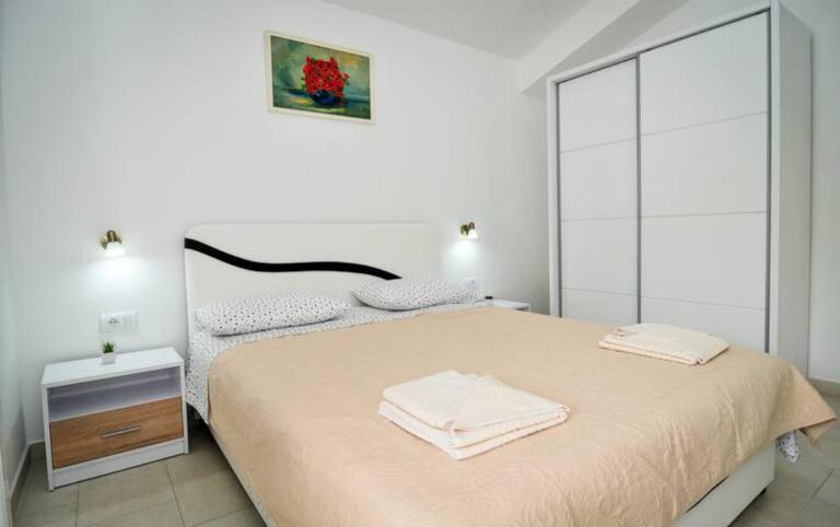 Busola Apartments - Bed and Breakfast Tivat