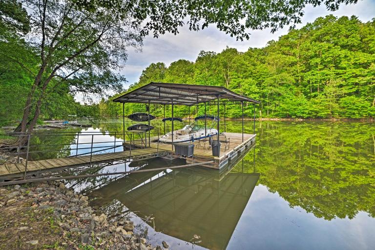 Lake Barkley Home: Private Dock, Kayaks, Fire Pit! - Bed and Breakfast Cadiz