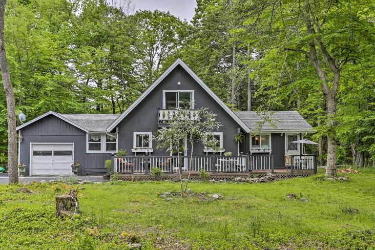 Deck + Pool Access: Welcoming Poconos Retreat - Chambres d'hôtes Tobyhanna