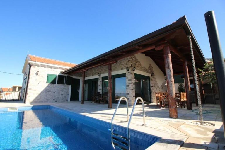 VILA SELLISTA WITH POOL and SPECTACULAR SEAVEIW - Chambres d'hôtes Ivanica