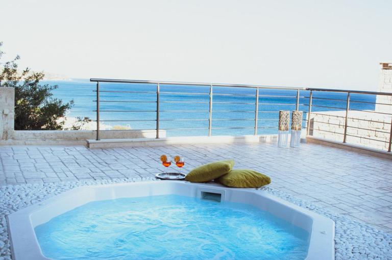 Private Luxury Villa with Whirlpool - Walk to Beach - Bed and Breakfast Keratókambos
