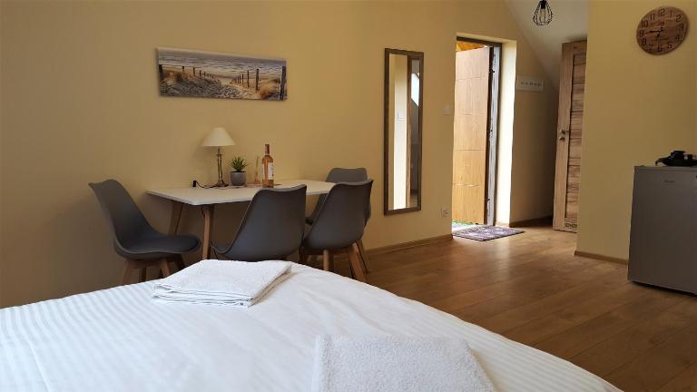 Apartament przy Brzozowej Polanie w okolicy morza i jeziora z własnym ogródkiem - Bed and Breakfast Perlino