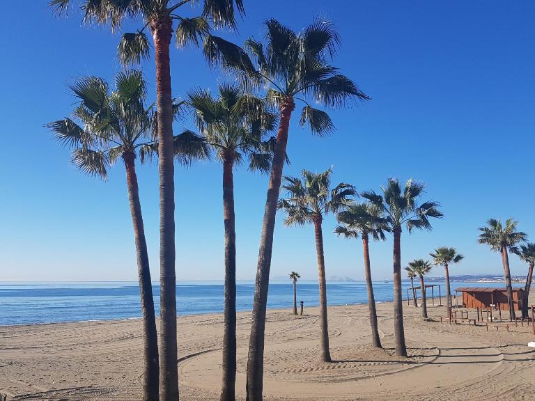 Free Parking, 40 meters from the beach, WI-FI, AC - B&B Estepona