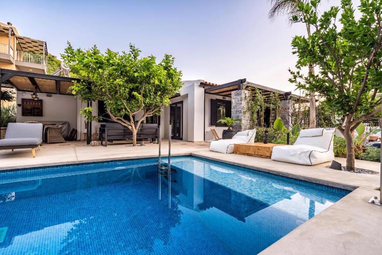 HALO Ligaria Suite 100m next to the beach with private pool - B&B Lygaria