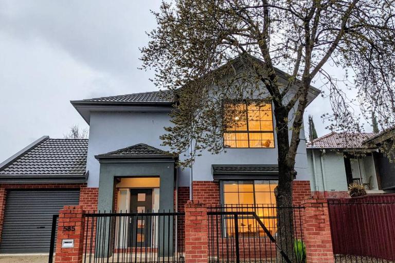 Central 3 bedroom, 2 bath home - B&B Albury